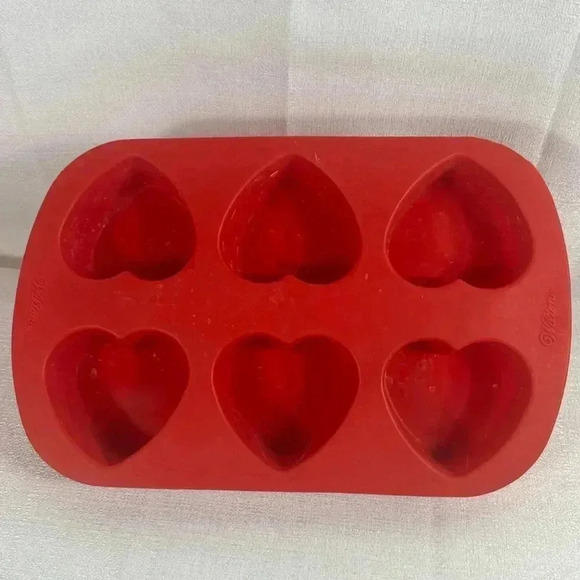 Valentine's hearts (6)‎ 2" cupcake and other candy molds - Picture 1 of 7